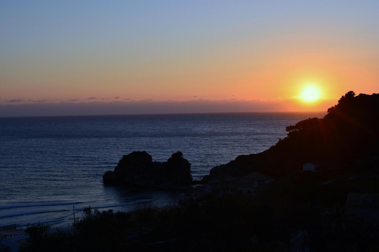 Papadatos Apts With Amazing View - 5Mins From The Beach Kontogialos ภายนอก รูปภาพ